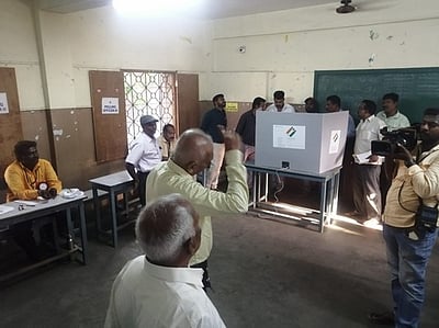 இயந்திரங்கள் பழுதால் வாக்குப் பதிவு தாமதம்