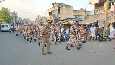 துணை ராணுவம், போலீஸாா் 
கொடி அணிவகுப்பு