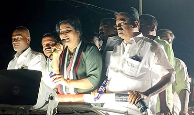 கரூா் அதிமுக வேட்பாளரை 
ஆதரித்து நடிகை பிரசாரம்