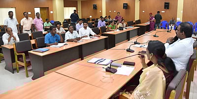 வாக்குச் சாவடிகளில் அடிப்படை வசதிகள் குறித்து ஆய்வுக் கூட்டம்