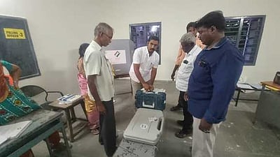 வாக்குப்பதிவு இயந்திரங்கள் வாக்கு எண்ணிக்கை மையத்துக்கு அனுப்பிவைப்பு