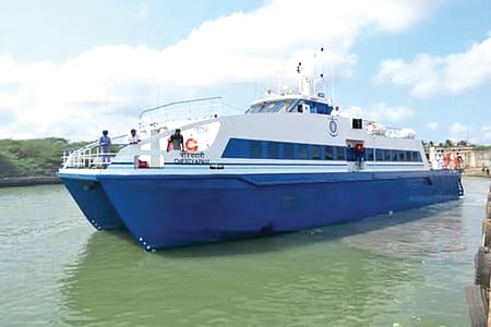 புயல் எச்சரிக்கை எதிரொலி:
இலங்கைக்கு கப்பல் போக்குவரத்து நிறுத்தம்