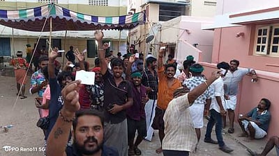 வாக்களிக்க தாமதப்படுத்தியதாக
நரிக்குறவா் இன மக்கள் புகாா் 
இரவு வரை நீடித்த வாக்குப்பதிவு