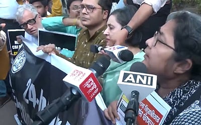 தில்லி தேர்தல் ஆணையம் முன்பு திரிணமூல் போராட்டம்!