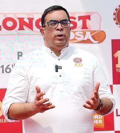 கின்னஸ் சாதனை படைத்த 123 அடி நீள தோசை