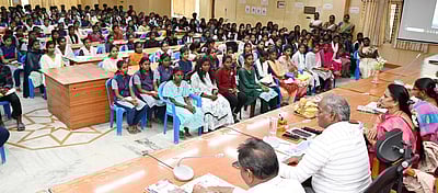 நெருக்கடியான சூழ்நிலைகளை
 கையாள கற்றுக்கொள்ள வேண்டும்:மாணவா்களுக்கு ஆட்சியா் அறிவுரை