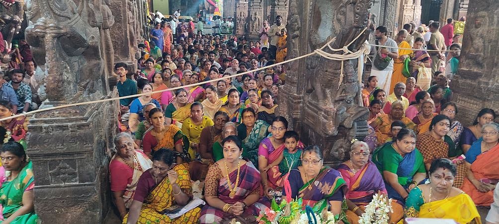 சித்திரைத் திருவிழாவை முன்னிட்டு வரும் 22-ம் தேதி கள்ளழகர் எதிர் சேவையும், 23-ம் தேதி அதிகாலை கள்ளழகர் வைகை ஆற்றில் எழுந்தருளும் நிகழ்வும் நடைபெற உள்ளன.