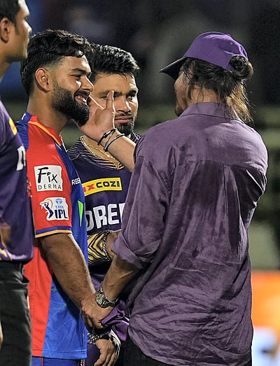 வீரர்களை கட்டியணைத்து ஆறுதல் தெரிவித்த ஷாருக் கான் - புகைப்படங்கள்