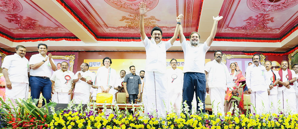 கோவை மாவட்டம், சிட்டிபாளையத்தில் நடைபெற்ற தேர்தல் பிரசாரப் பொதுக்கூட்டத்தில் காங்கிரஸ் தலைவர் ராகுல் காந்தியும், தமிழக முதல்வர் ஸ்டாலினும், ஒரே மேடையில் இந்தியா கூட்டணி வேட்பாளர்களுக்காக ஆதரவு திரட்டினர்.