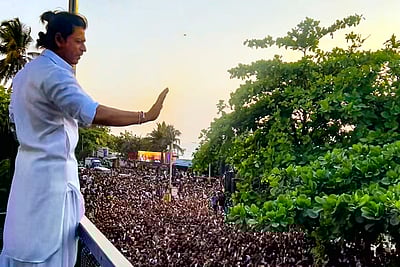 ரசிகர்களிடம் வருத்தம் தெரிவித்த ஷாருக் கான்! - என்ன ஆனது?