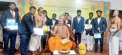 கல்லூரி மாணவா்கள் பொறுப்பானவா்களாக திகழ வேண்டும்: விஜயேந்திரா் பேச்சு