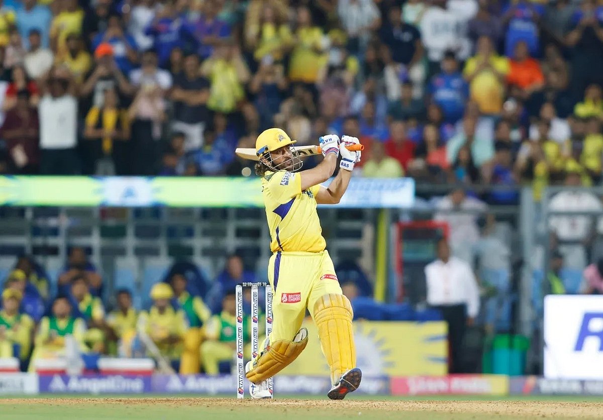 பந்தை சிக்ஸருக்கு விளாசும் எம்.எஸ்.தோனி