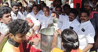 கம்பம் சித்திரைத் திருவிழாவில் 
திமுகவினா் நீா்மோா் விநியோகம்