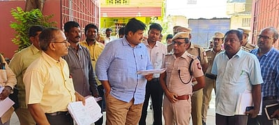 பதற்றமான வாக்குச்சாவடிகளில் 
பாதுகாப்பு முன்னேற்பாடுகள்:
மாவட்ட ஆட்சியா் ஆய்வு