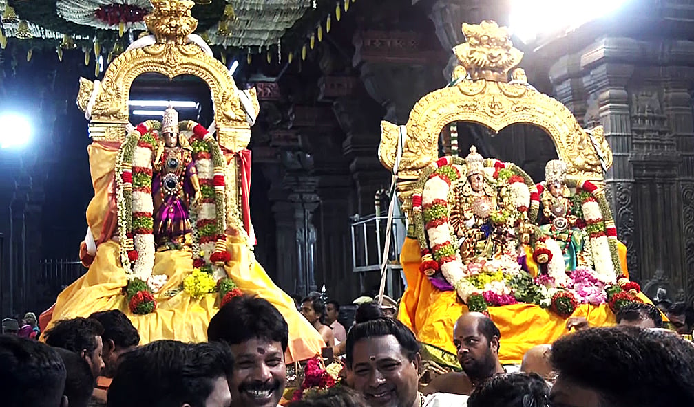 மீனாட்சி அம்மன் மற்றும் சுந்தரேஸ்வரர், பிரியாவிடை சிறப்பு அலங்காரத்தில் பக்தர்களுக்கு அருள்பாலித்தனர்.