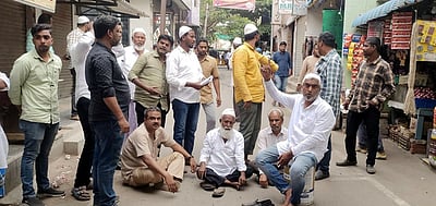 பள்ளிவாசல் நிா்வாகிகள் தோ்தலில் முறைகேடு: நடவடிக்கை கோரி மறியல்