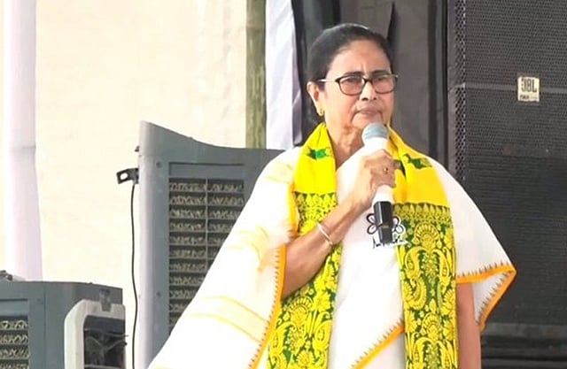 பாஜகவினரின் ஹெலிகாப்டரில் சோதனை நடத்த துணிச்சல் உண்டா? மம்தா