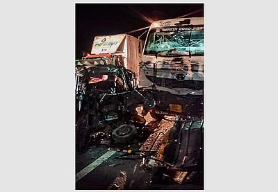 ராஜஸ்தானில் வேன் மீது லாரி மோதியதில் 9 பேர் பலி