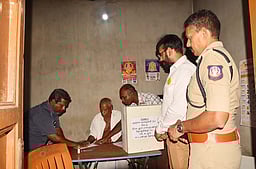 மூத்த குடிமக்கள், மாற்றுத் திறனாளிகள் வீடுகளிலிருந்து வாக்களிக்க ஏற்பாடு! கடலூா் மாவட்டத் தோ்தல் அலுவலா்!