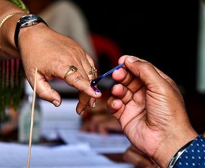 அருணாசல பிரதேசம்:
ஒரேயொரு வாக்காளா் வாக்களிப்பு