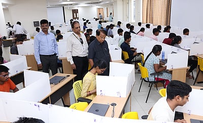 விஐடி பல்கலை. பி.டெக் நுழைவுத் தோ்வு தொடக்கம்: வேந்தா் கோ. விசுவநாதன் ஆய்வு