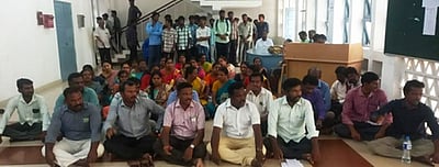 காமராஜா் பல்கலை. கல்லூரி 
பேராசிரியா்கள், மாணவா்கள் உள்ளிருப்புப் போராட்டம்