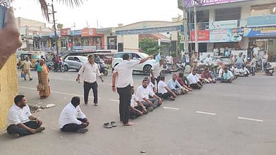 வழக்குரைஞா்கள் சாலை மறியல் போராட்டம்