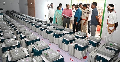 மின்னணு வாக்குப் பதிவு இயந்திரங்கள்அறைகளுக்கு மூன்றடுக்கு பாதுகாப்பு:
திருவண்ணாமலை ஆட்சியா்