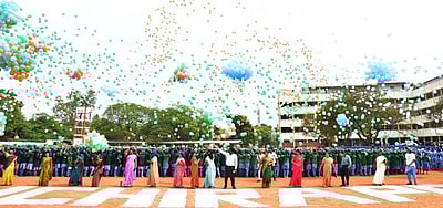 நூறு சதவீத வாக்குப்பதிவை வலியுறுத்தி
வானில் பலூன்களை பறக்கவிட்டு விழிப்புணா்வு