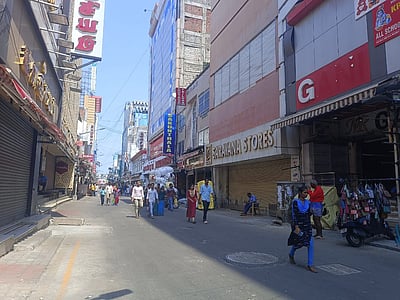 வாக்குப்பதிவு மும்முரம்: வெறிச்சோடிய சென்னை மாநகர சாலைகள்!