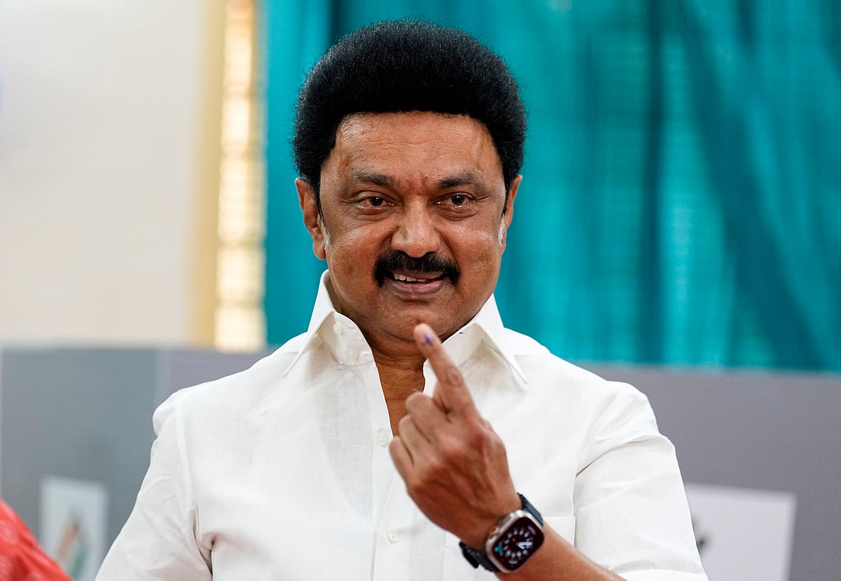 முதல்வரும், திமுக தலைவருமான மு.க.ஸ்டாலின் தனது மனைவியுடன் வந்து வாக்கைப் பதிவு செய்தார்.