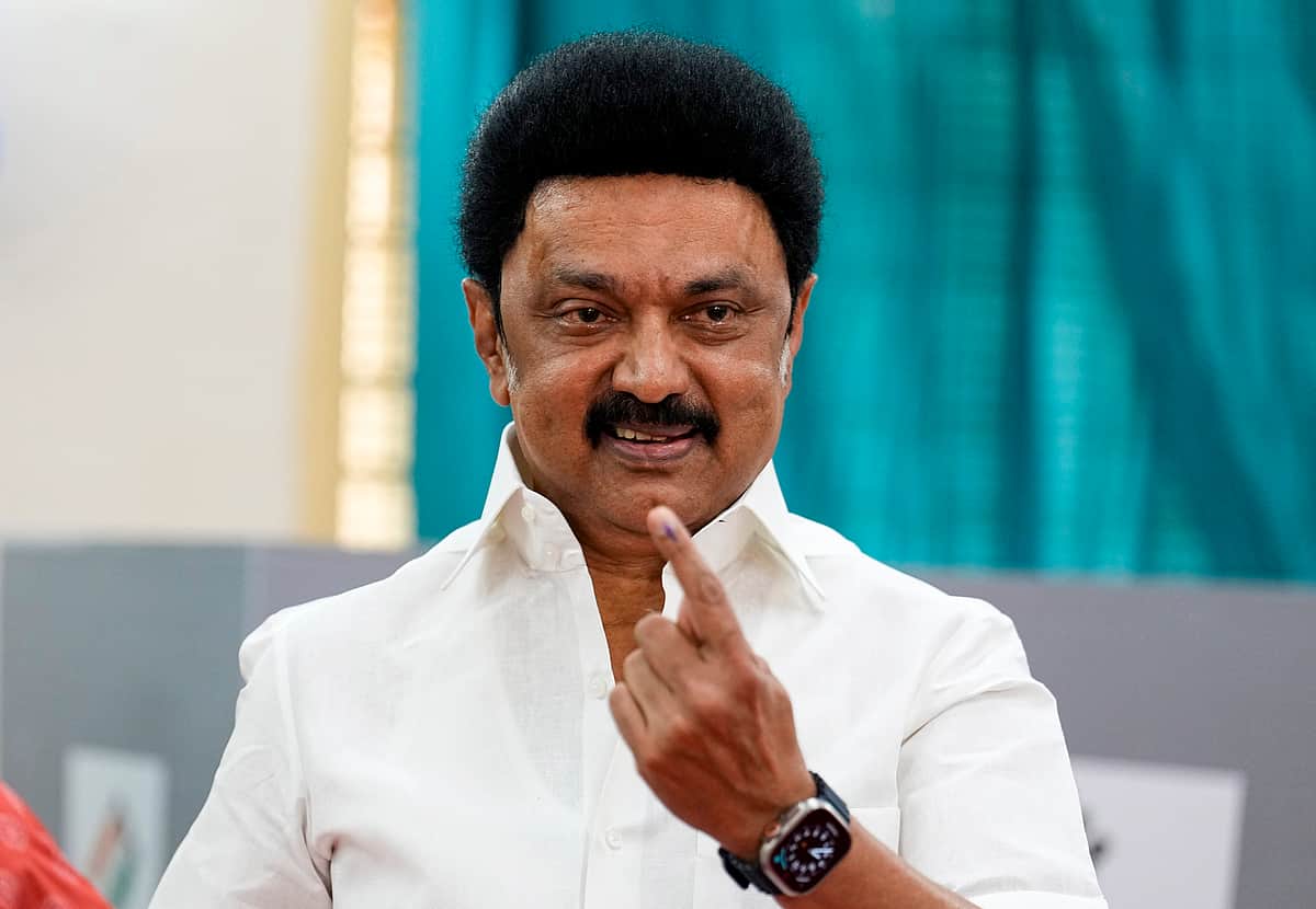 வாக்களித்த அரசியல் பிரபலங்கள் - புகைப்படங்கள்