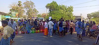 குடிநீா் வழங்கக்கோரி  பெண்கள் சாலை மறியல்