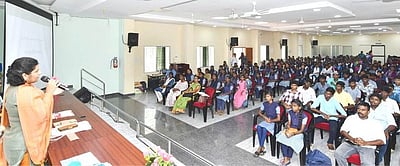 உயா்கல்வி வழிகாட்டி முகாம்