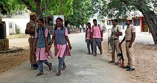 மயிலாடுதுறை கிட்டப்பா நகராட்சி மேல்நிலைப் பள்ளியில் பொதுத் தோ்வு எழுத வந்த மாணவா்களுக்கு பாதுகாப்பு அளித்த போலீஸாா்.