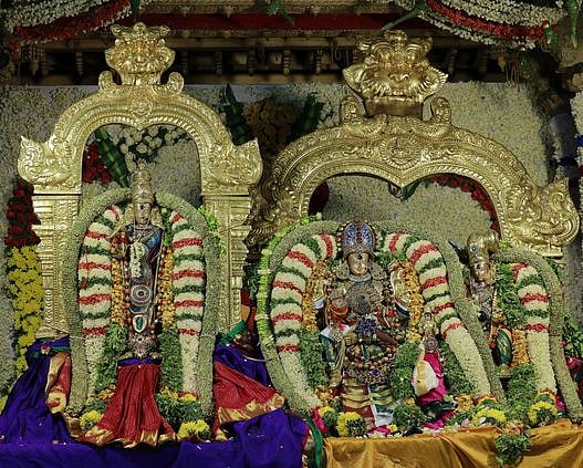 சித்திரை திருவிழாவின் ஒரு பகுதியாக ஏப்ரல் 19ம் தேதி மீனாட்சி அம்மன் பட்டாபிஷேக விழாவும், ஏப்ரல் 20 ம் தேதி திக்விஜய வைபவமும் நடைபெற்றது.