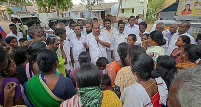 வாக்கு சேகரிக்கச் சென்ற எம்எல்ஏவை முற்றுகையிட்ட பொதுமக்கள்