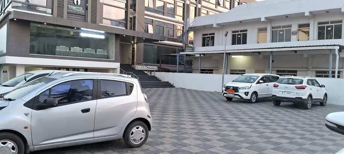 கோவை, ஈரோட்டில் பல்வேறு இடங்களில் வருமான வரித் துறையினா் சோதனை