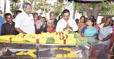 ஓய்வு பெற்ற தலைமை ஆசிரியா்
 உடலுக்கு அரசு மரியாதை