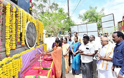 ஓக்கூா்  மாசாத்தியாா், கணியன் பூங்குன்றனாா் நினைவுத் தூண்களுக்கு அரசு மரியாதை