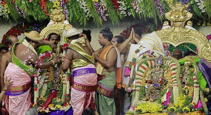 பக்தர்களின் பக்தி பரவசத்திற்கு இடையே திருக்கல்யாணம் நடைபெற்றது.