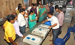 கேரளத்தில் வாக்குப் பதிவு இயந்திரங்கள் வைக்கப்பட்ட அறை திறக்கப்பட்டதாக புகாா்: தோ்தல் அதிகாரி மறுப்பு