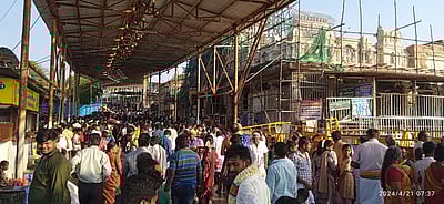 விடுமுறை தினம்: திருச்செந்தூா் கோயிலில் குவிந்த பக்தா்கள்