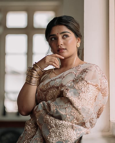 சேலையில் ஜொலிக்கும் கெளரி!