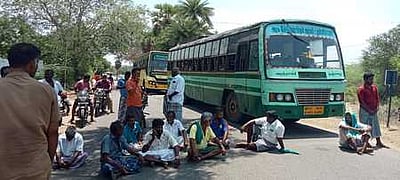 மின்மாற்றியை பழுது நீக்கம் செய்யக் கோரி
கீரமங்கலத்தில் விவசாயிகள் சாலை மறியல்