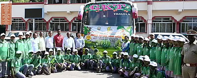 கோடைகால இயற்கை முகாமுக்கு 
பள்ளி மாணவா்கள் பயணம்