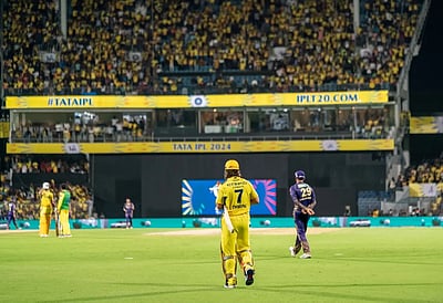 எம்.எஸ்.தோனியால் அதிர்ந்த சேப்பாக்கம்; காதுகளை மூடிக்கொண்ட ஆண்ட்ரே ரஸல்!