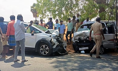 காா்கள் நேருக்குநோ் மோதல்: உணவக ஊழியா் உயிரிழப்பு