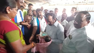 குடும்பக் கட்டுப்பாடு அறுவை சிகிச்சைக்குப் பிறகு 
உயிரிழந்த பெண்ணின் குடும்பத்துக்கு அமைச்சா் ஆறுதல்