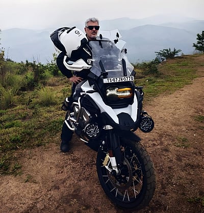 உலகம் சுற்றும் ஏகே!